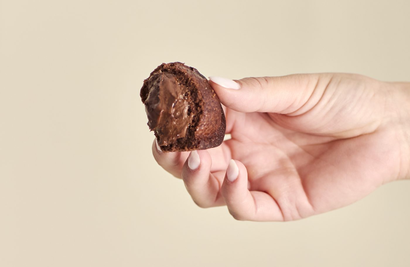 Pasticciotto Gran Leccese al cioccolato tenuto in mano